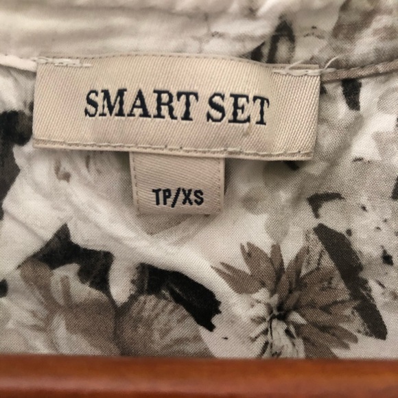 🌿2/20 Rose button down - Picture 2 of 4